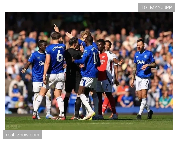 埃弗顿斯凯利压哨点球争议 接触起始点位于禁区外 埃弗顿斯凯利压哨点球争议 接触起始点位于禁区外